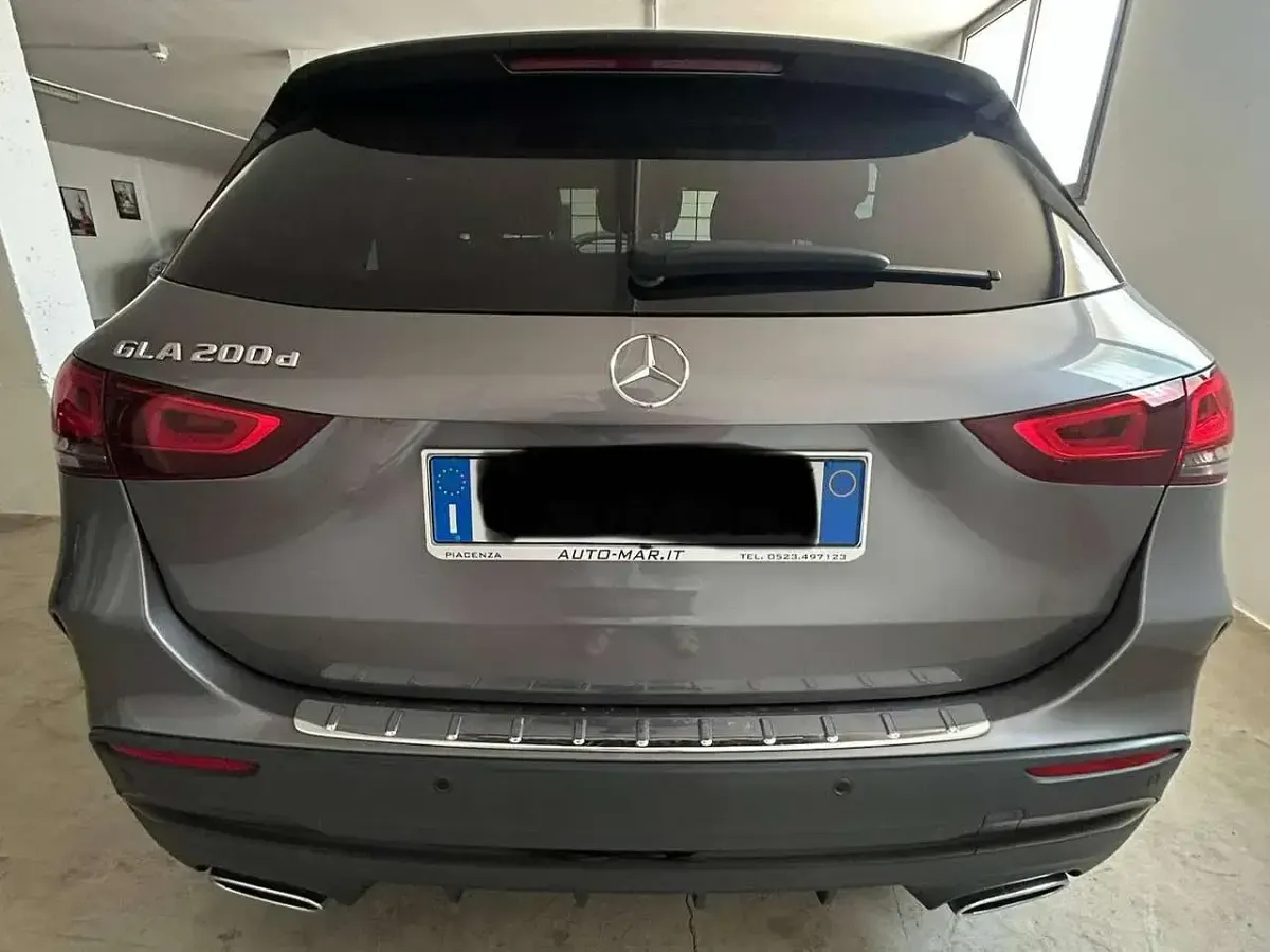 Usata Mercedes GLA200 150 CV (110 kW) 2022 Grigio mountain grey metallic SUV