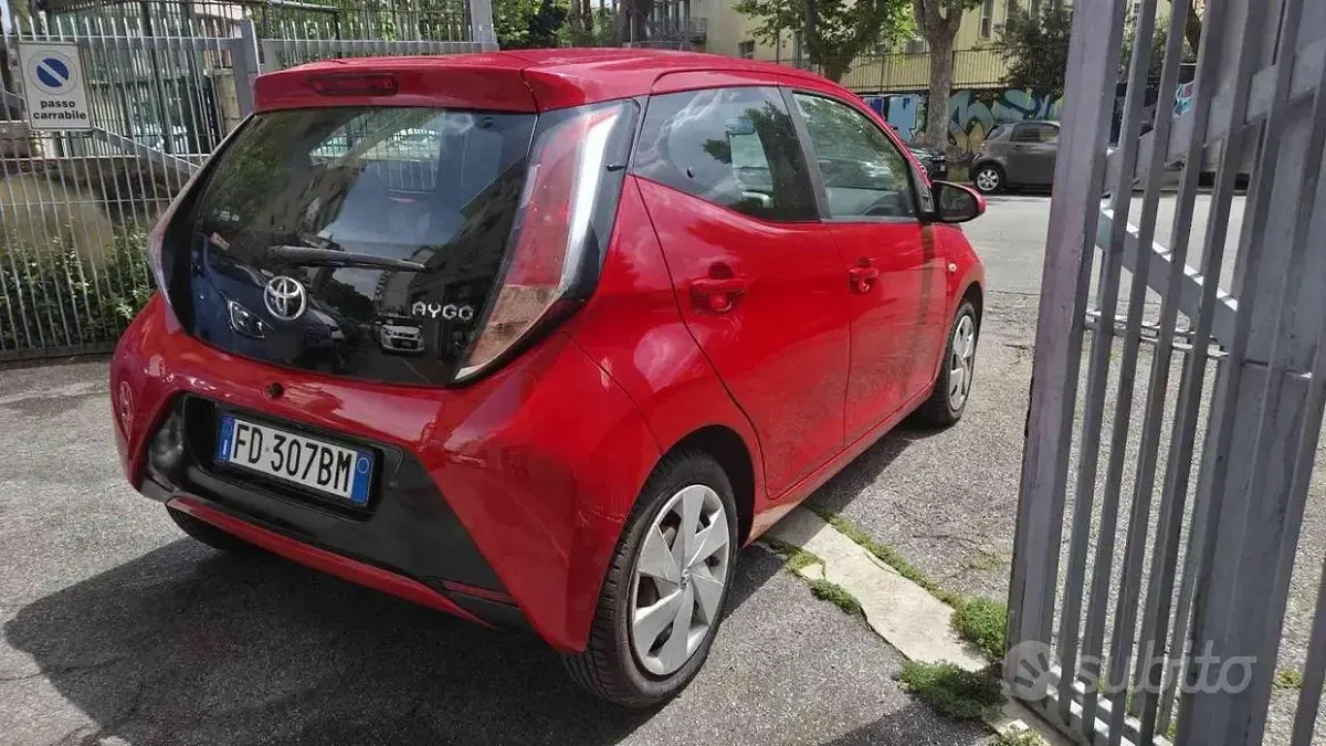 Usado Toyota Aygo X-clusiv 69 HP (50 kW) 2016 Vermelho Citadino