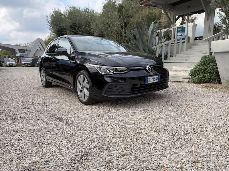 Nero Usata 2021 VW Golf VIII Life Tre volumi | 20.999 € (Super prezzo) - Immagine 1/4