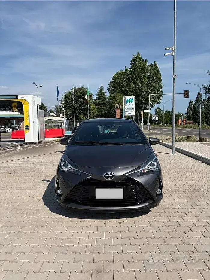 Usata Toyota Yaris 69 CV (50 kW) 2018 Grigio Utilitaria