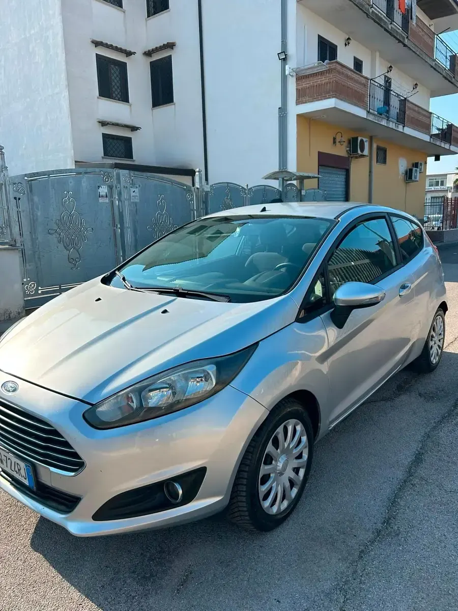 Usata Ford Fiesta 60 CV (44 kW) 2014 Grigio Utilitaria