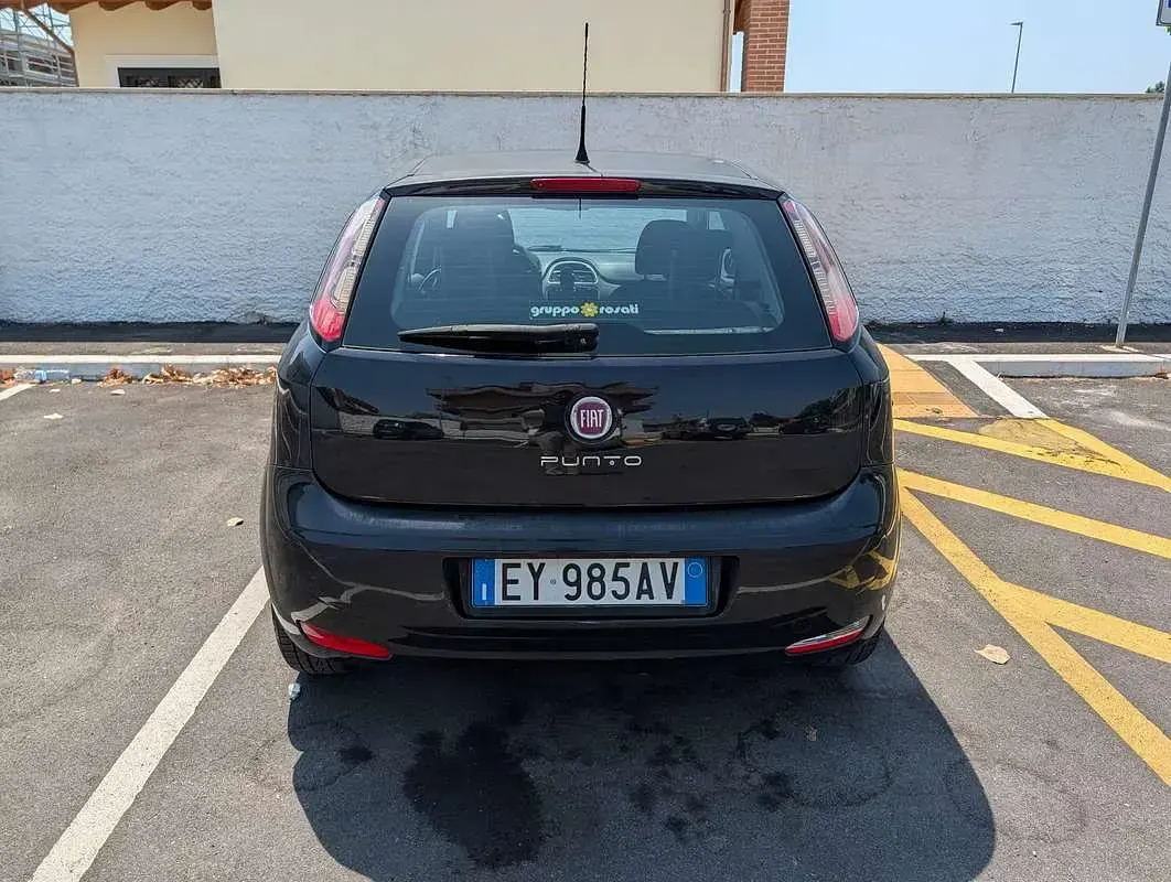 Usata Fiat Punto Young 75 CV (55 kW) 2015 Nero Utilitaria