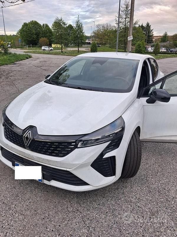 Usado Renault Clio V 116 HP (85 kW) 2025 Branco Sedan