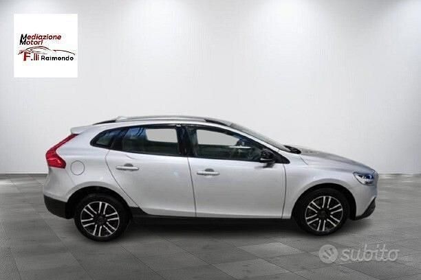 Usata Volvo V40 Plus 120 CV (88 kW) 2019 Bianco Berlina