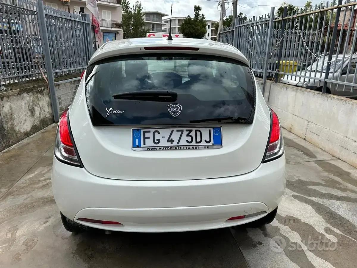 Usata Lancia Ypsilon Silver 69 CV (50 kW) 2016 Bianco Utilitaria