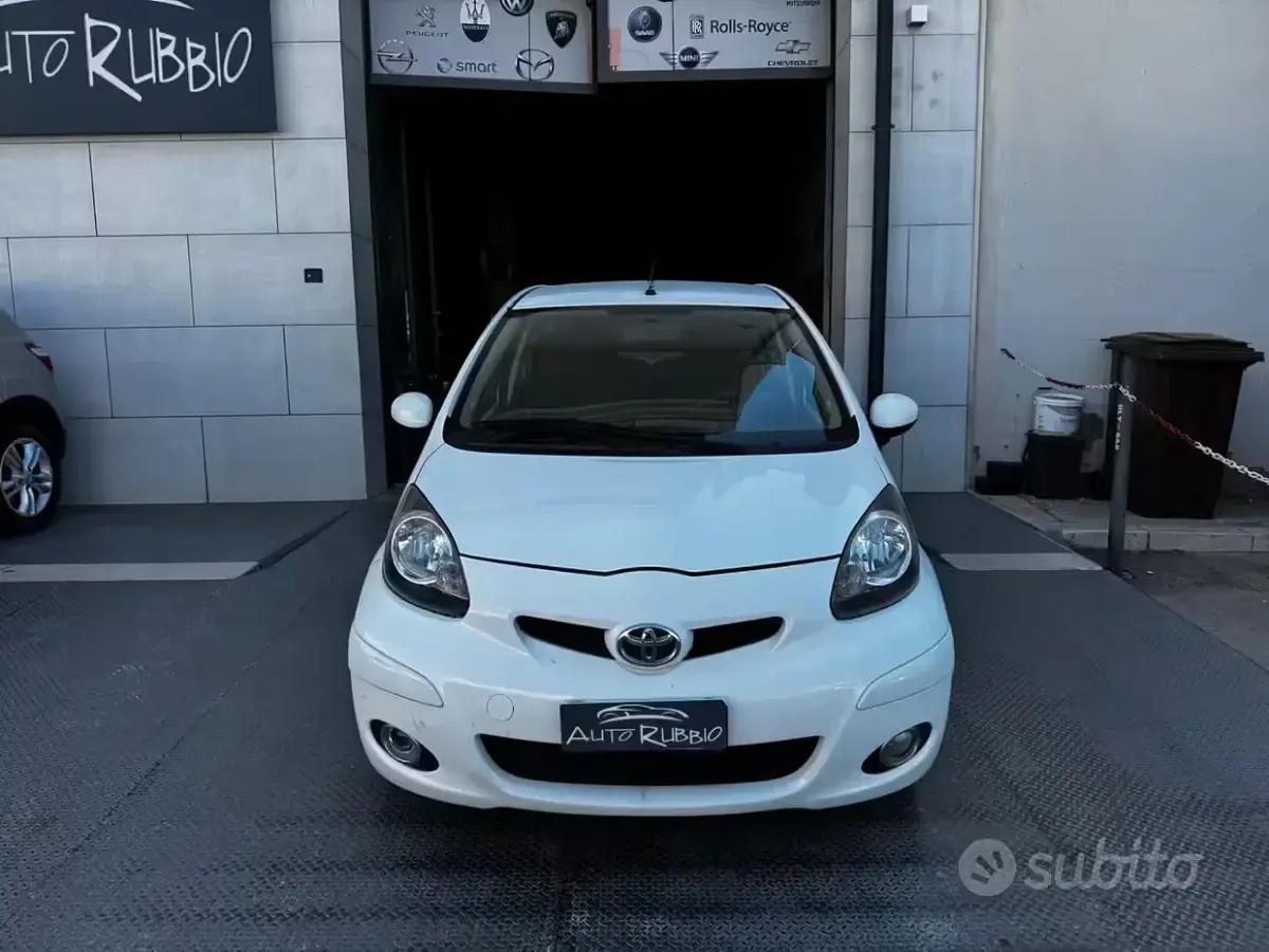 Usata Toyota Aygo 68 CV (50 kW) 2012 Bianco Utilitaria