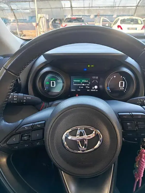 Usata Toyota Yaris Hybrid Trend 92 CV (67 kW) 2022 Bianco Berlina