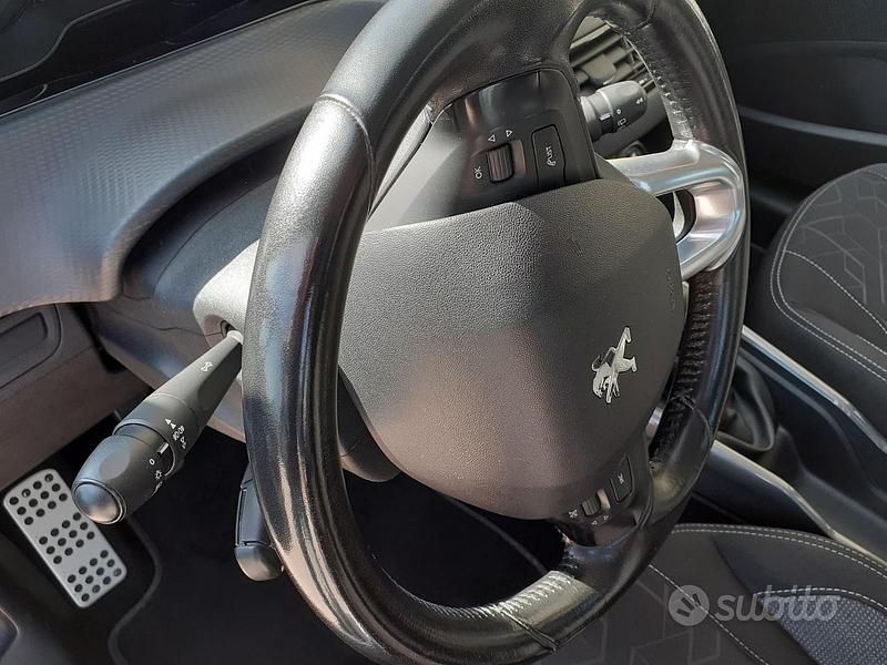 Usata Peugeot 2008 Active 75 CV (55 kW) 2017 Bianco SUV