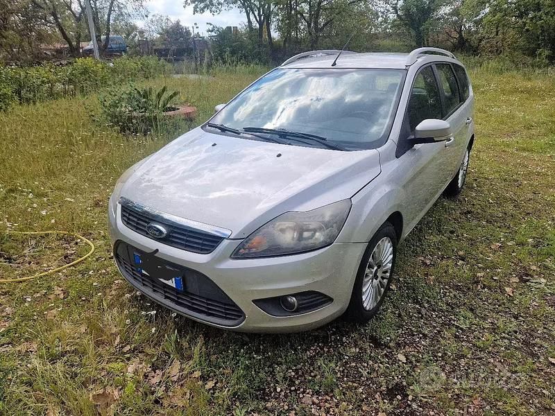 Begagnad Ford Focus Titanium 109 HK (80 kW) 2011 Grå Kombi