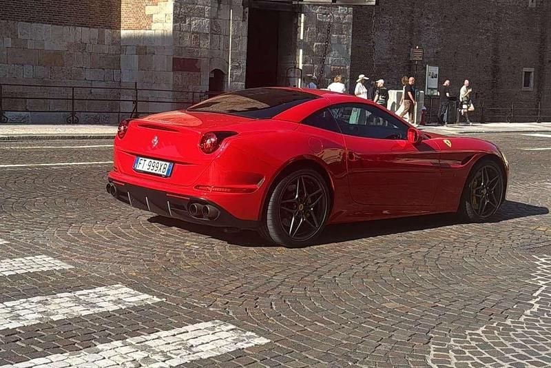 Usata Ferrari California 560 CV (411 kW) 2018 Rosso Cabrio