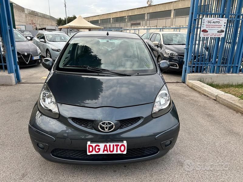 Usata Toyota Aygo 68 CV (50 kW) 2005 Grigio Utilitaria
