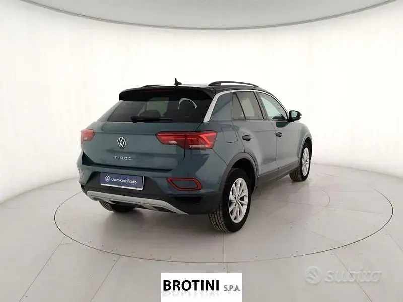 Usata VW T-Roc Life 110 CV (80 kW) 2023 Blu SUV