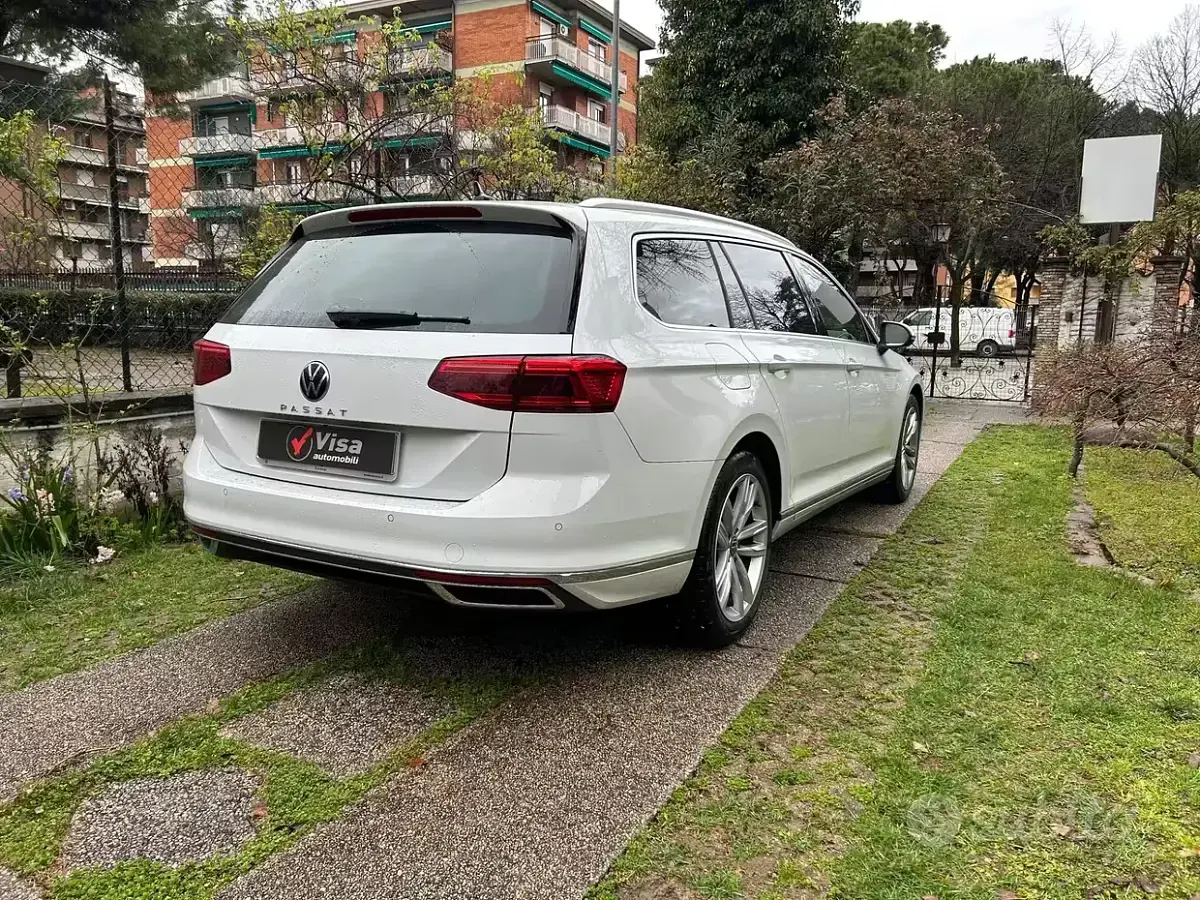Usata VW Passat 200 CV (147 kW) 2024 Bianco Station wagon