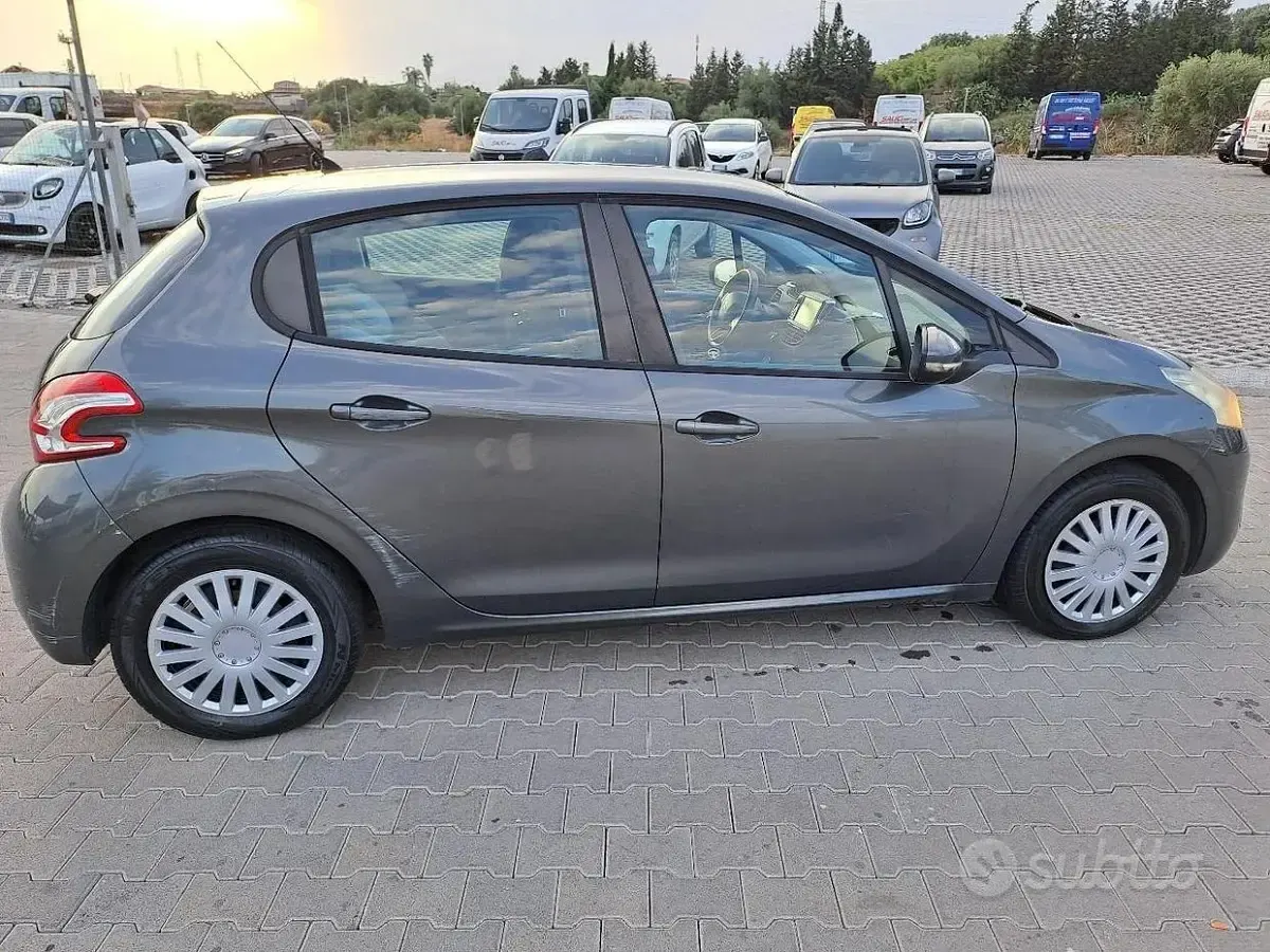 Usata Peugeot 208 Active 68 CV (50 kW) 2013 Grigio Utilitaria