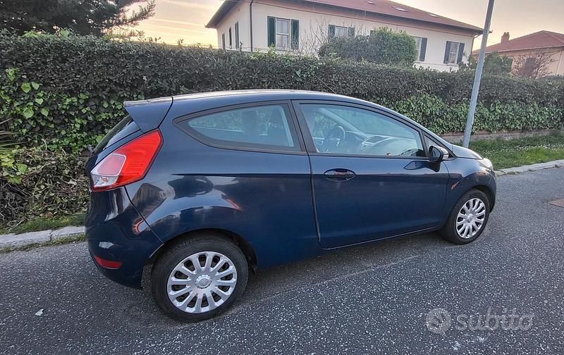 Usata Ford Fiesta 92 CV (67 kW) 2014 Blu Utilitaria