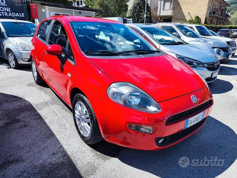 Usata Fiat Punto Lounge 69 CV (50 kW) 2014 Rosso Berlina