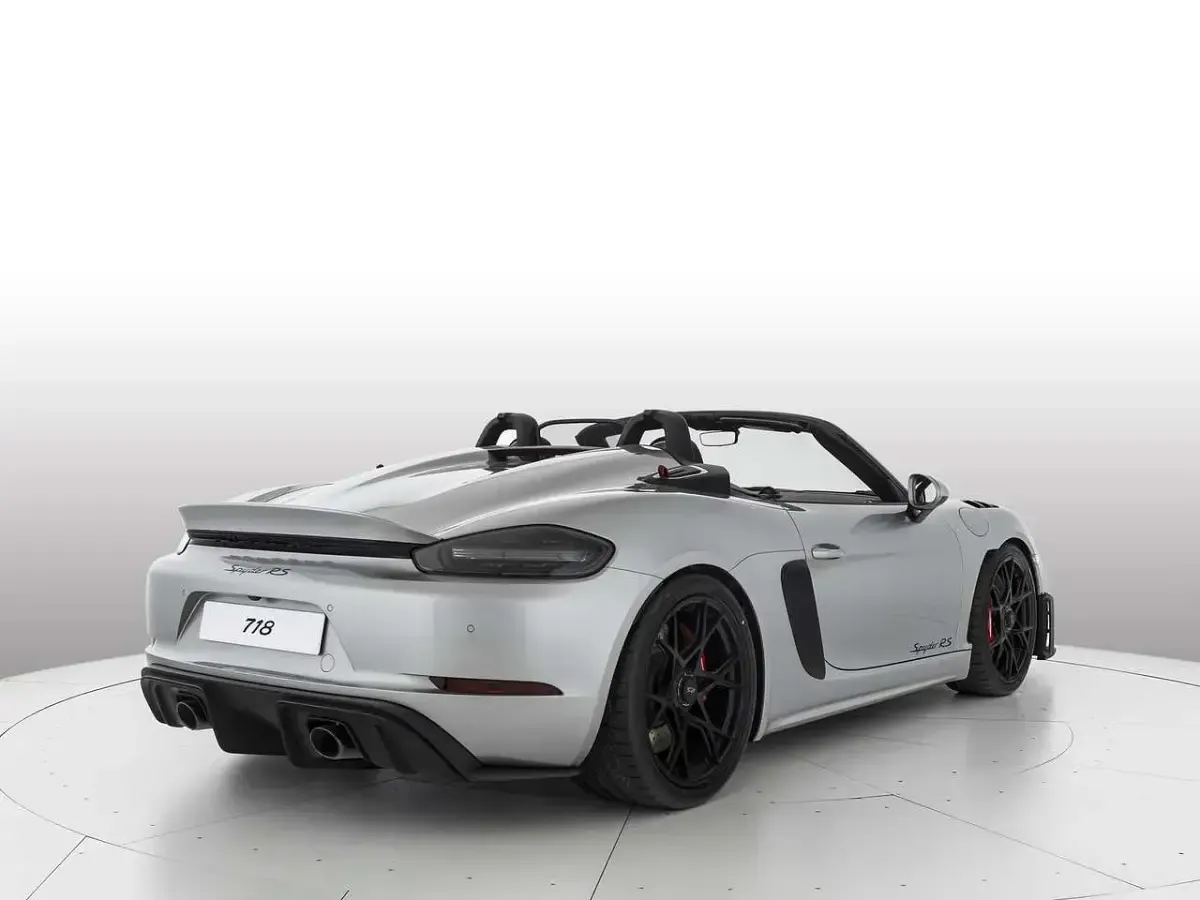 Nuova Porsche Boxster 500 CV (367 kW) 2026 Argento gt metallizzato/capote