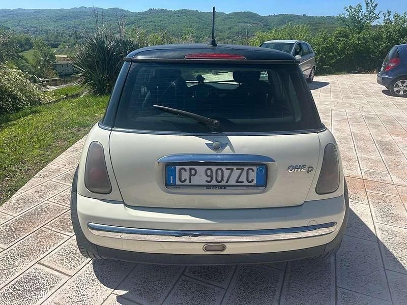 Begagnad Mini One D 75 HK (55 kW) 2005 Halvkombi