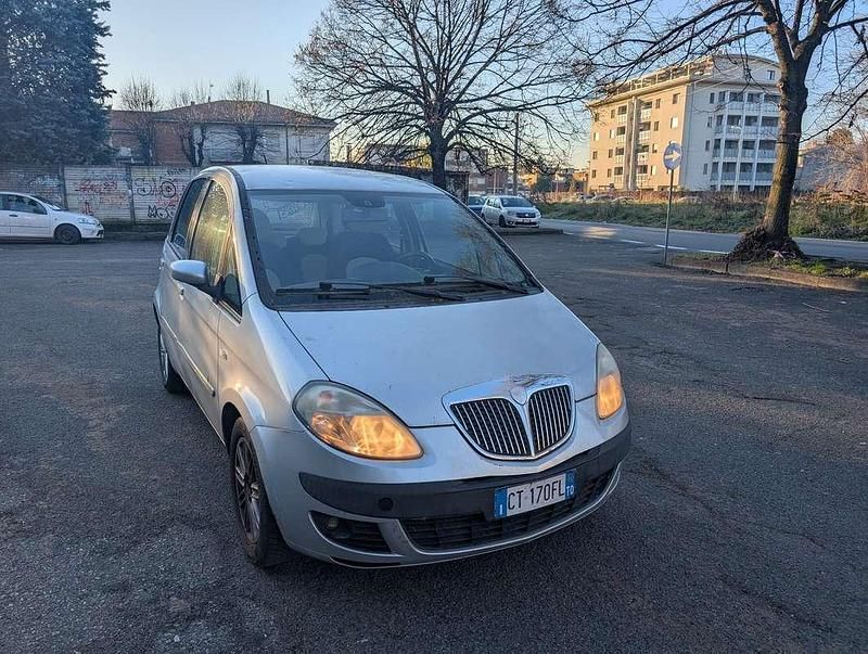 Usata Lancia Musa 109 CV (80 kW) 2005 Grigio Monovolume