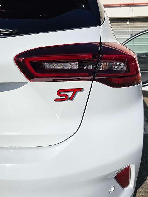 Bianco Usata 2024 Ford Focus ST Tre volumi | 30.000 € (Buon prezzo) - Immagine 1/4