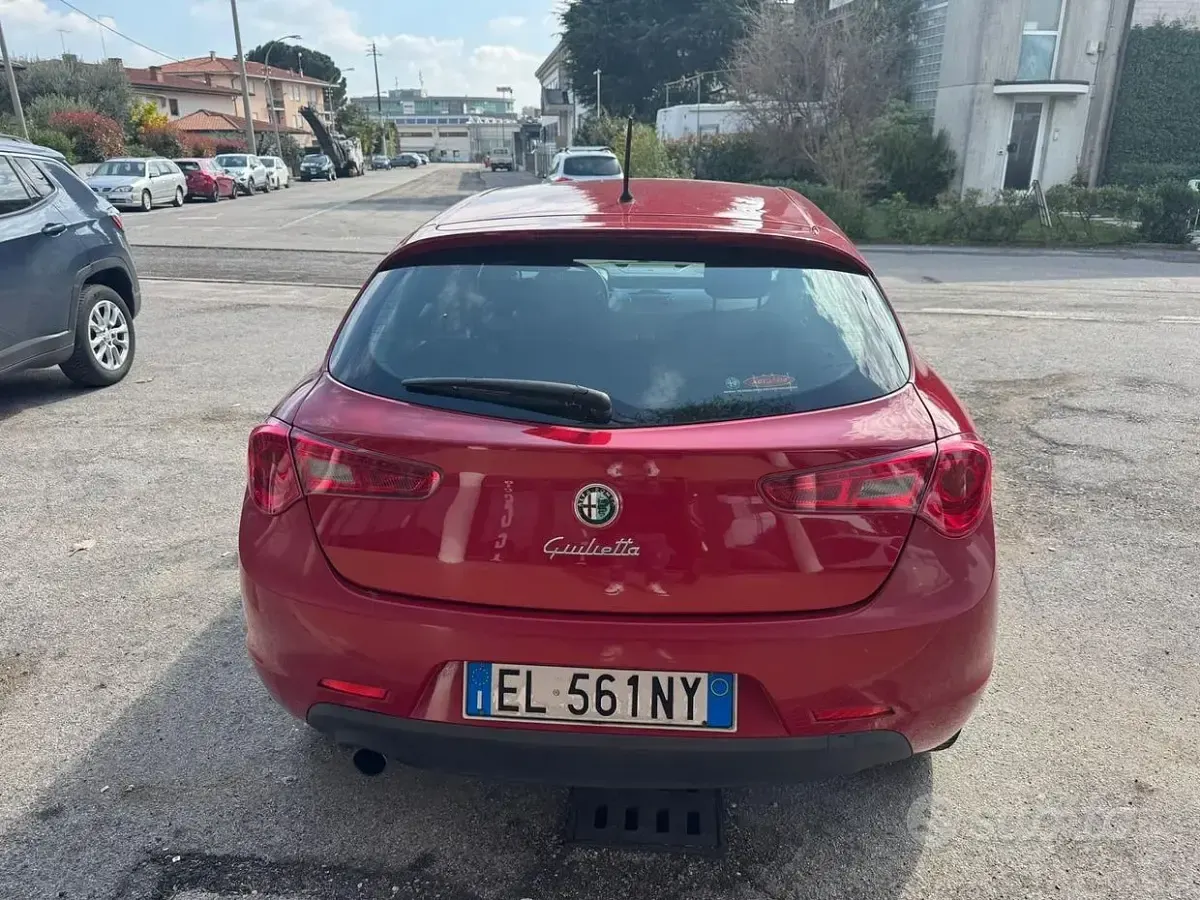 Usata Alfa Romeo Giulietta Exclusive 105 CV (77 kW) 2012 Rosso Utilitaria
