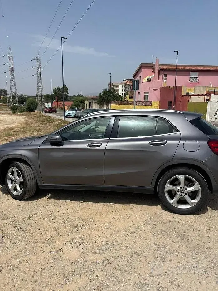 Usata Mercedes GLA200 136 CV (100 kW) 2017 Grigio SUV