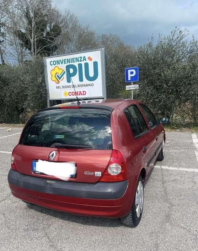 Käytetty Renault Clio II Authentique 58 HP (42 kW) 2004 Sedan