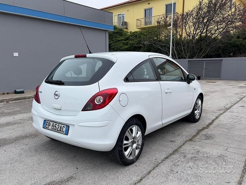 Usata Opel Corsa 86 CV (63 kW) 2012 Bianco Utilitaria