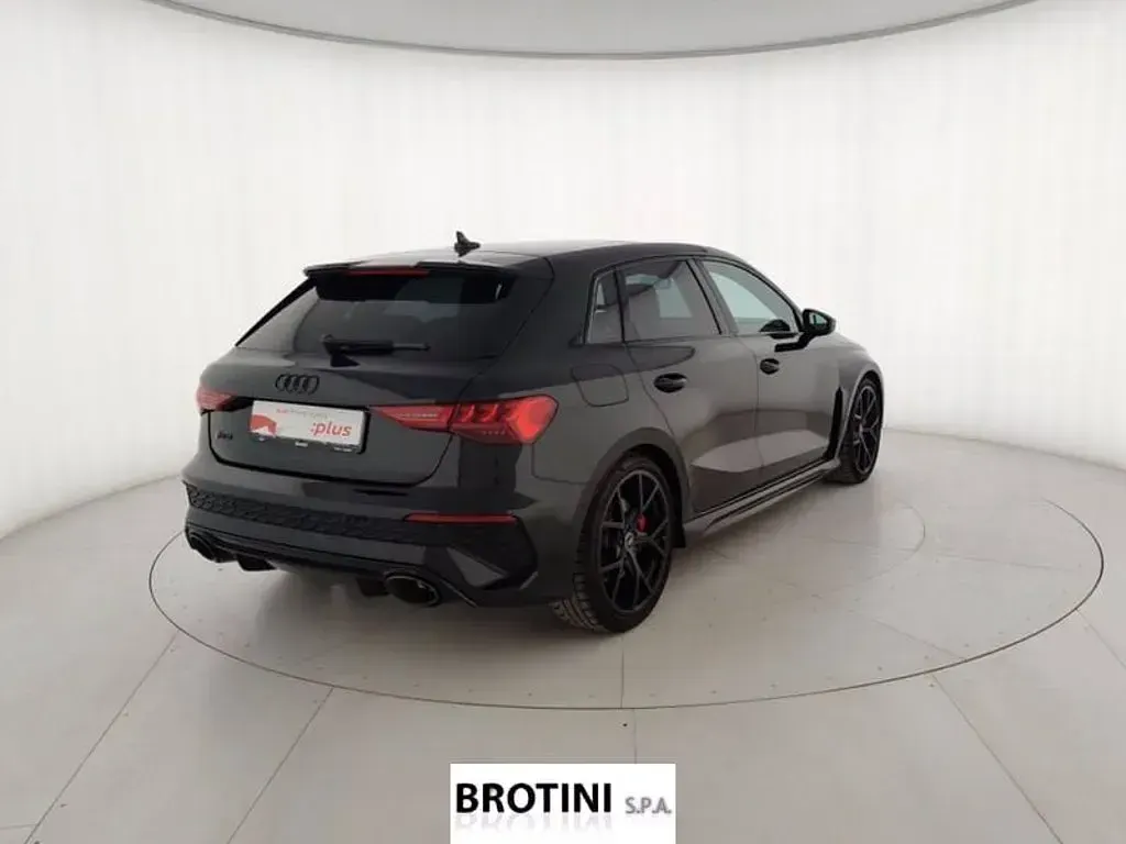 Usata Audi RS3 Sportback Ambiente 400 CV (294 kW) 2024 Nero mythos metallizzato Utilitaria