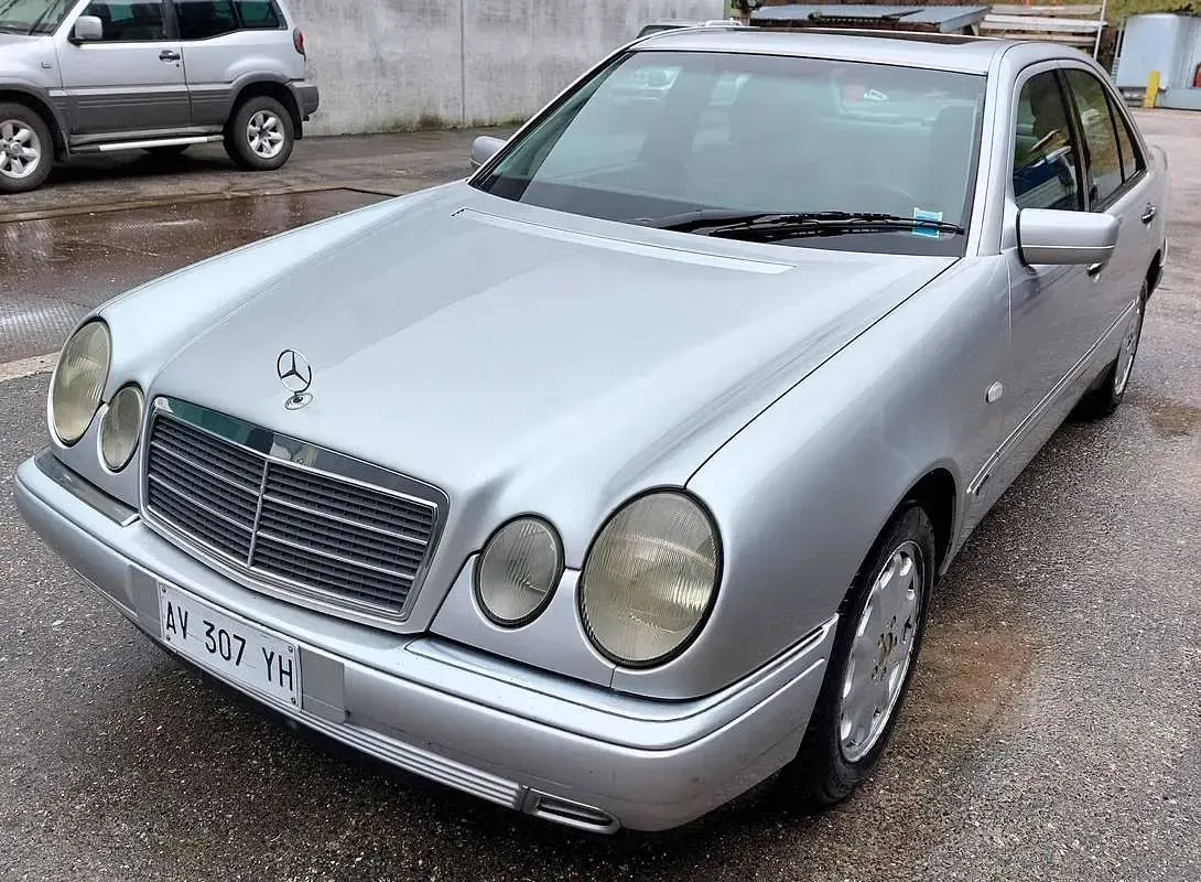 Usata Mercedes E300 147 CV (108 kW) 1998 Grigio Berlina