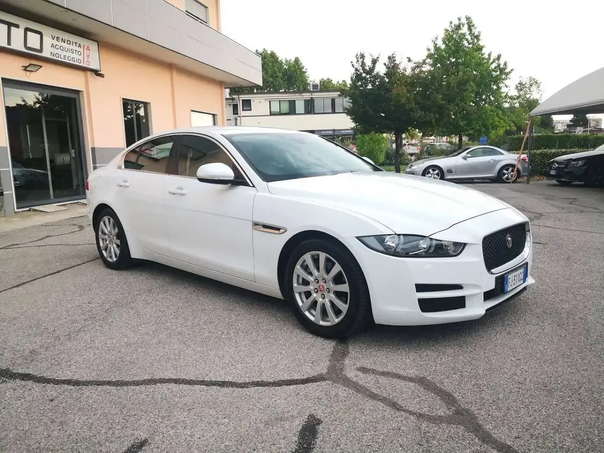 Usata Jaguar XE 179 CV (131 kW) 2017 Bianco Berlina