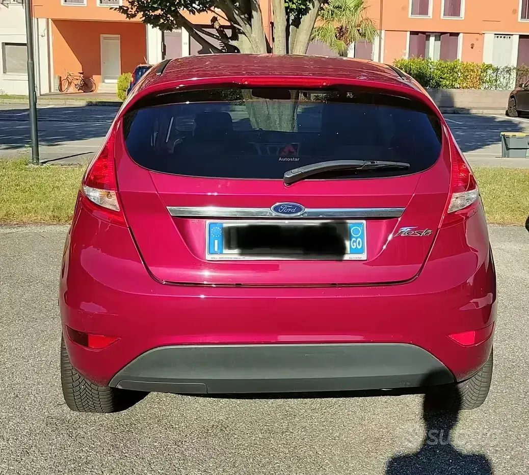 Usata Ford Fiesta Titanium 82 CV (60 kW) 2009 Viola Utilitaria