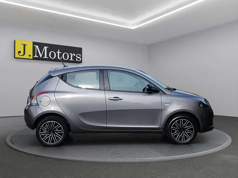 Usata Lancia Ypsilon Gold 69 CV (50 kW) 2023 Metallizzato Utilitaria