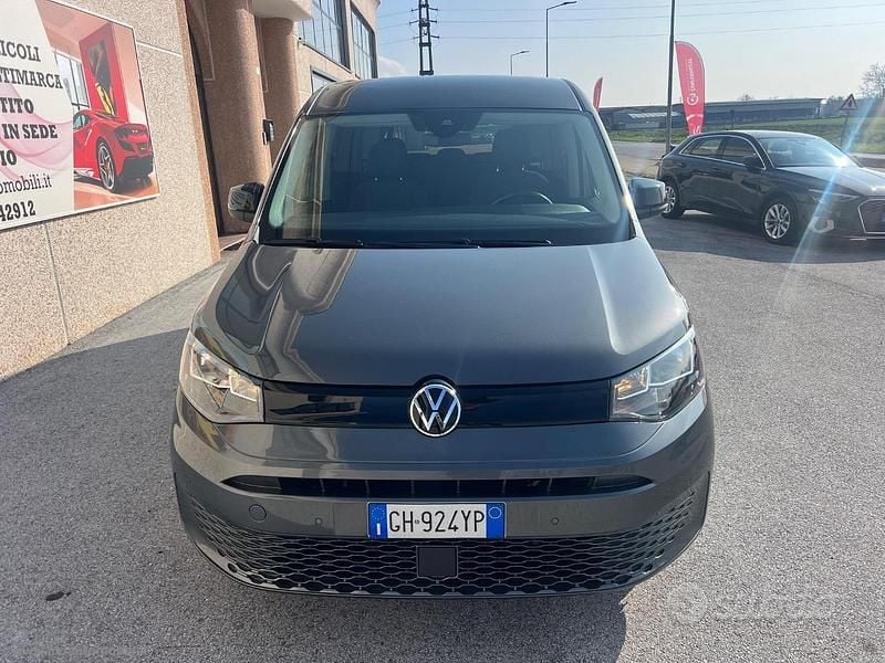 Usata VW Caddy Maxi 102 CV (75 kW) 2022 Grigio Monovolume