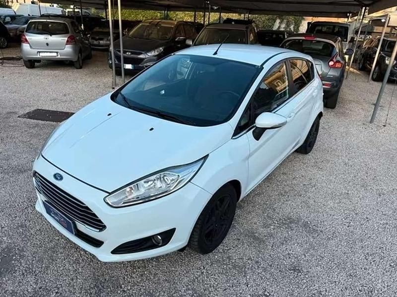 Usata Ford Fiesta Titanium 75 CV (55 kW) 2013 Bianco Utilitaria
