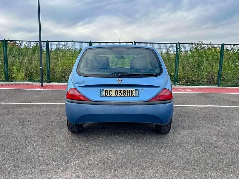 Usata Lancia Ypsilon 60 CV (44 kW) 1999 Blu/azzurro Utilitaria