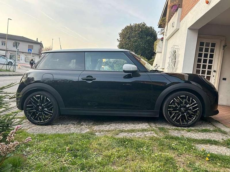 Usata Mini Cooper Favoured 204 CV (150 kW) 2024 Nero Utilitaria