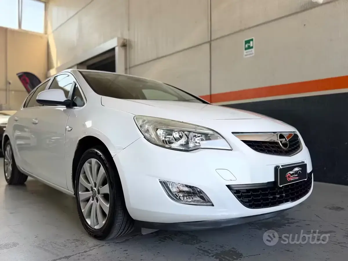 Usata Opel Astra Cosmo 140 CV (102 kW) 2010 Bianco Berlina