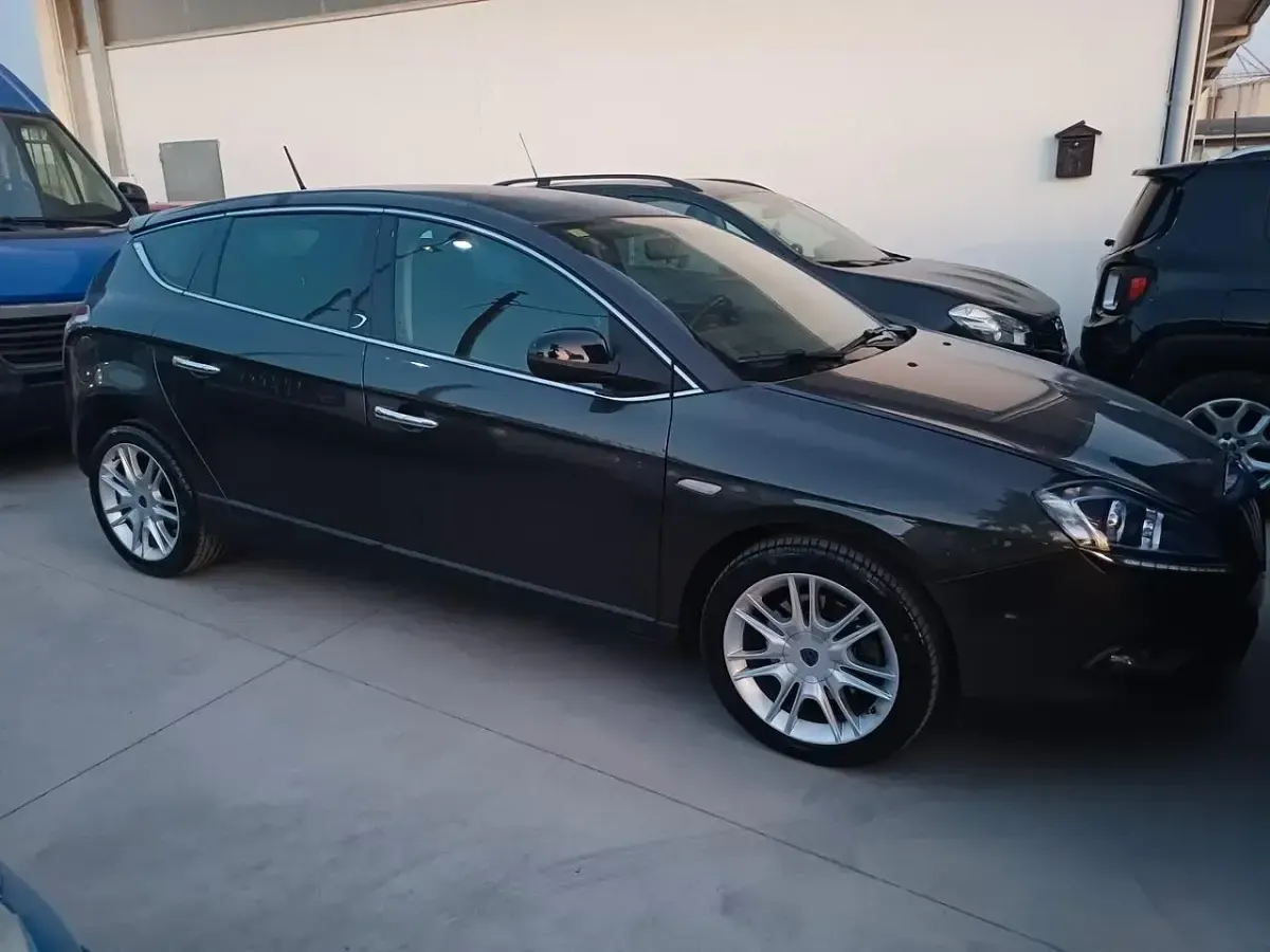 Usata Lancia Delta 165 CV (121 kW) 2010 Grigio Utilitaria