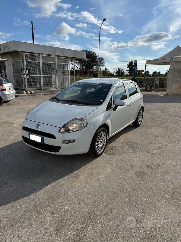 Bianco Usata 2016 Fiat Punto Tre volumi | 5000 € (Buon prezzo) - Immagine 1/4