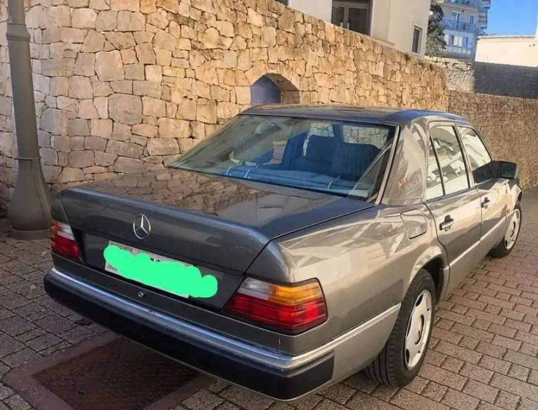 Usata Mercedes E200 122 CV (89 kW) 1990 Marrone Berlina