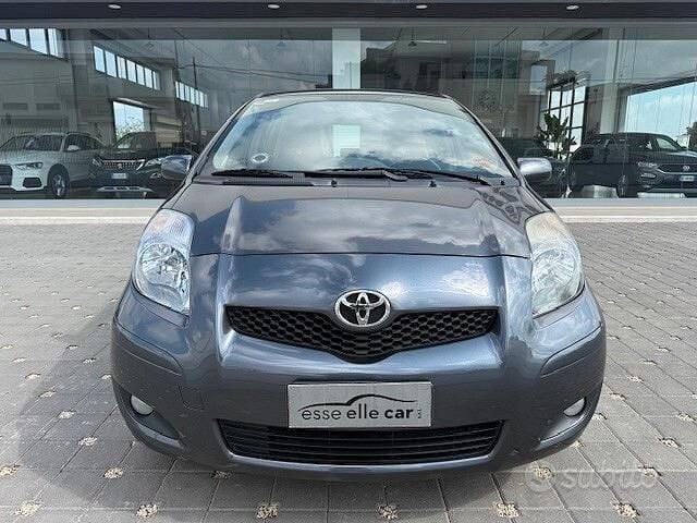 Usata Toyota Yaris Sol 69 CV (50 kW) 2010 Grigio Utilitaria