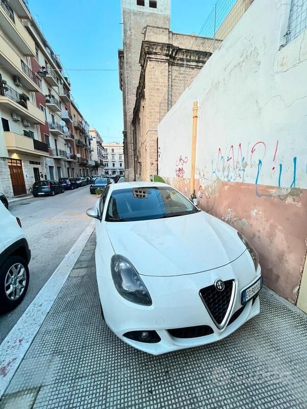 Bianco Usata 2011 Alfa Romeo Giulietta Due volumi | 7500 € (Buon prezzo) - Immagine 1/4