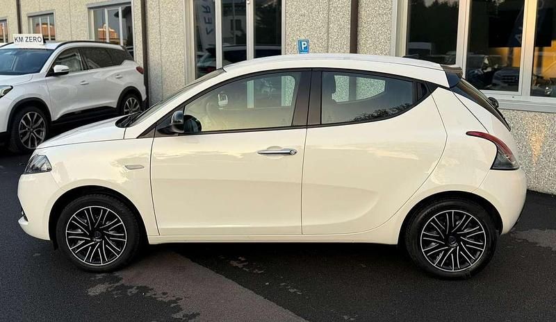 Usata Lancia Ypsilon Gold 69 CV (50 kW) 2023 Bianco Utilitaria