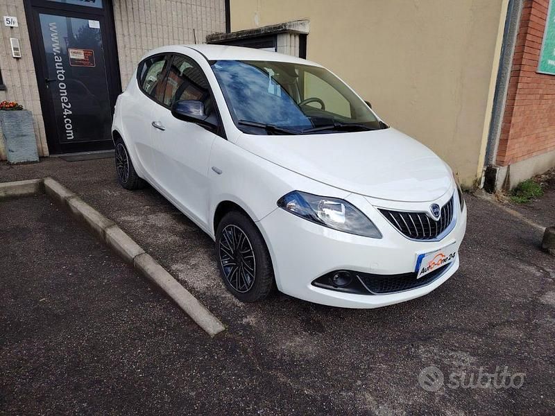 Usata Lancia Ypsilon Gold 69 CV (50 kW) 2023 Bianco gelato pastello Utilitaria