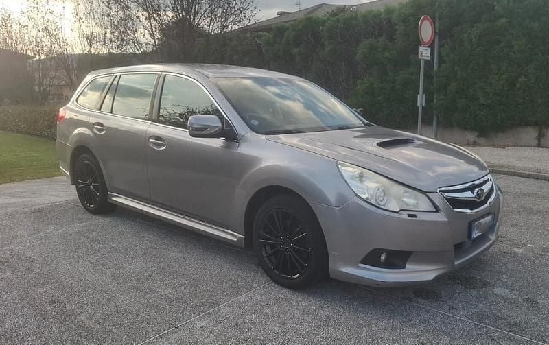 Usata Subaru Legacy Trend 150 CV (110 kW) 2011 Argento Station wagon