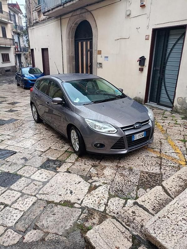 Usata Ford Focus 105 CV (77 kW) 2012 Marrone Berlina