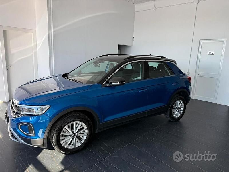 Usata VW T-Roc Life 110 CV (80 kW) 2023 Blu SUV