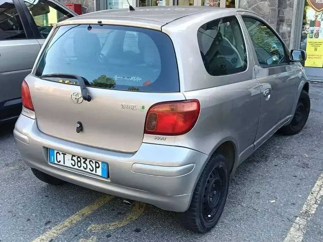 Usata Toyota Yaris 65 CV (47 kW) 2005 Grigio Utilitaria