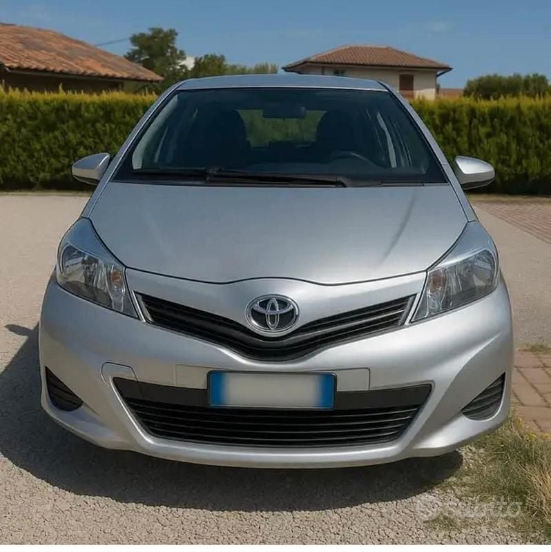 Usata 2015 Toyota Yaris Tre volumi | 6150 € (Super prezzo) - Immagine 1/4